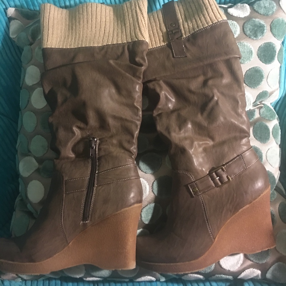 Brown wedge boot